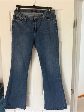 GUESS Women's Medium Blue Flared Jeans
Model: Sexy Flare